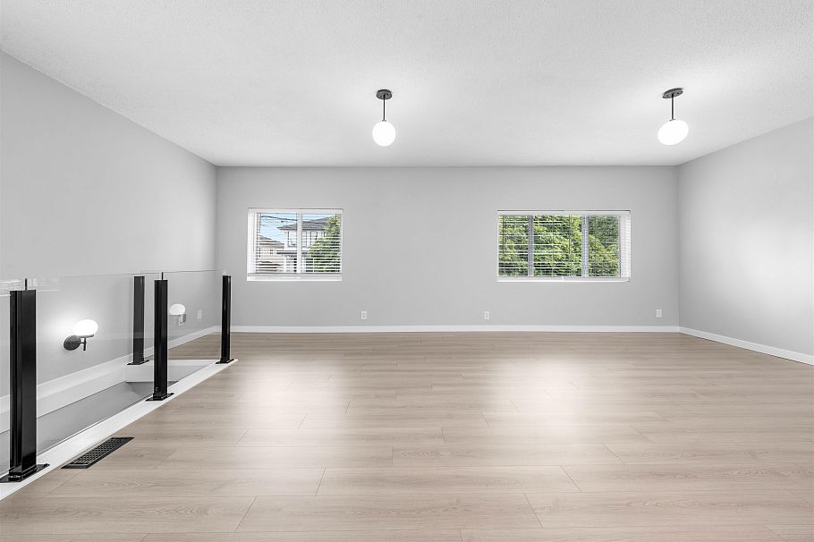 2062 E 35th Avenue Vancouver, BC - 5