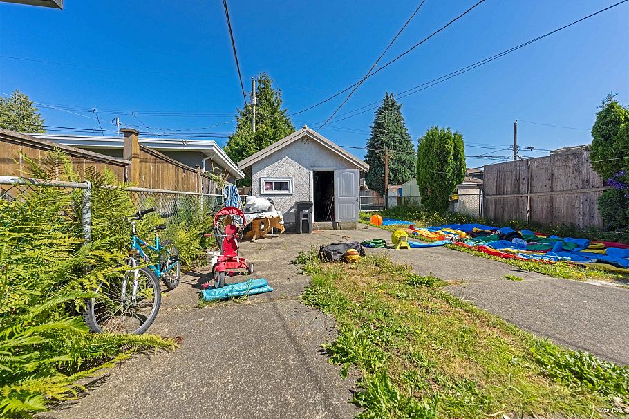 1225 E 61st Avenue Vancouver, BC - 5