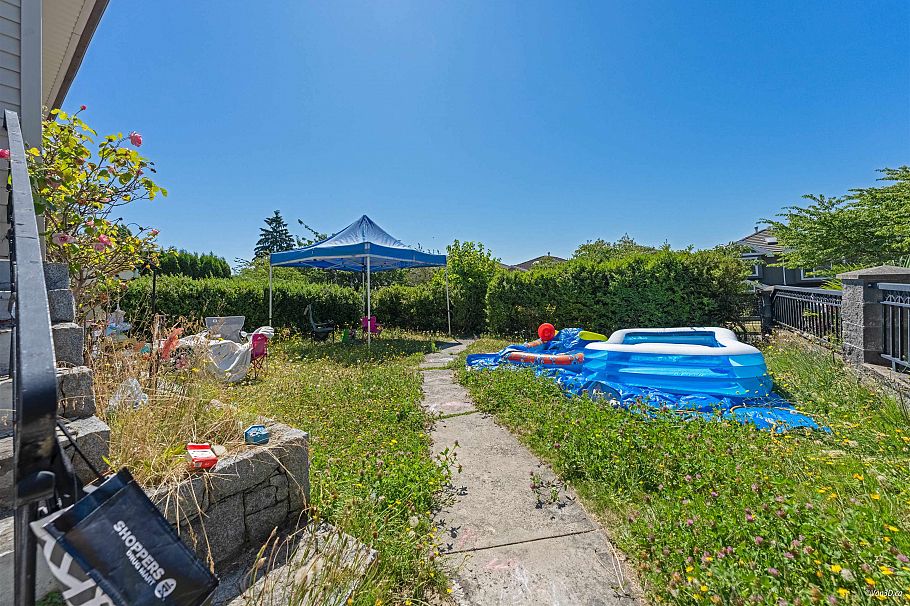 1225 E 61st Avenue Vancouver, BC - 4