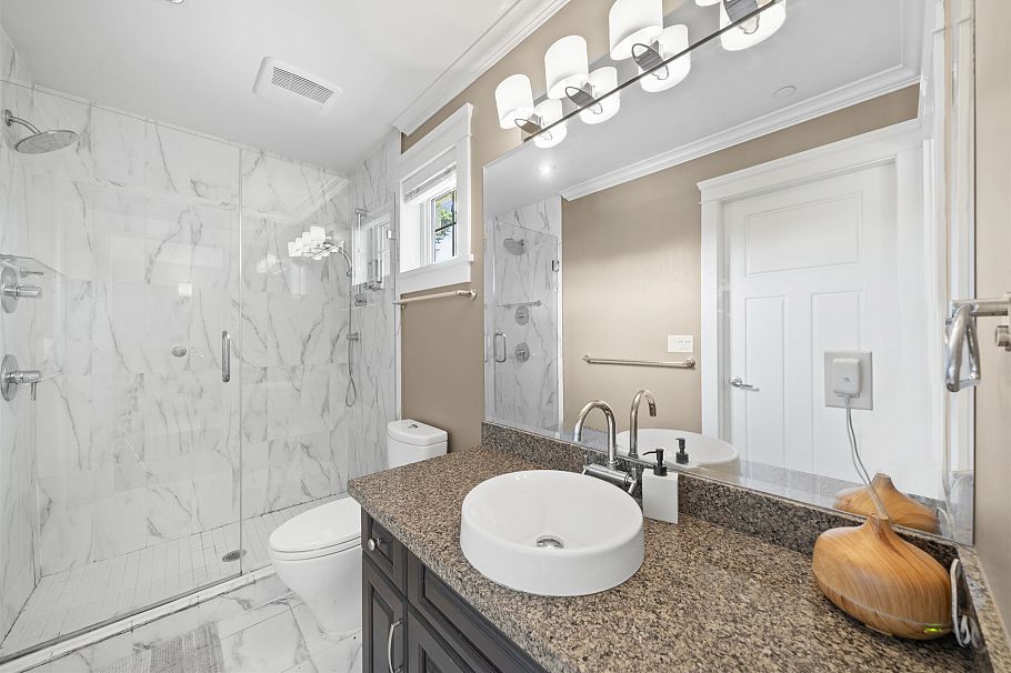 2575 W 7th Avenue Vancouver, BC - 24