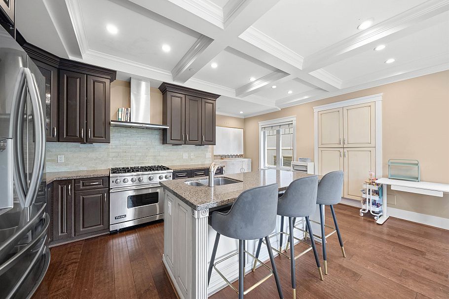 2575 W 7th Avenue Vancouver, BC - 9