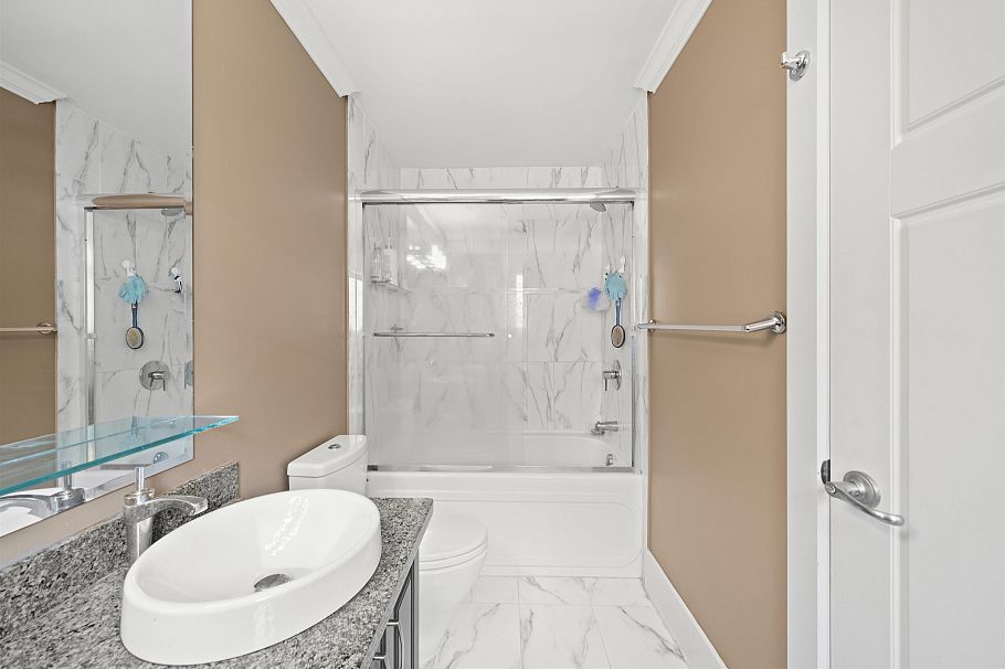 2575 W 7th Avenue Vancouver, BC - 23