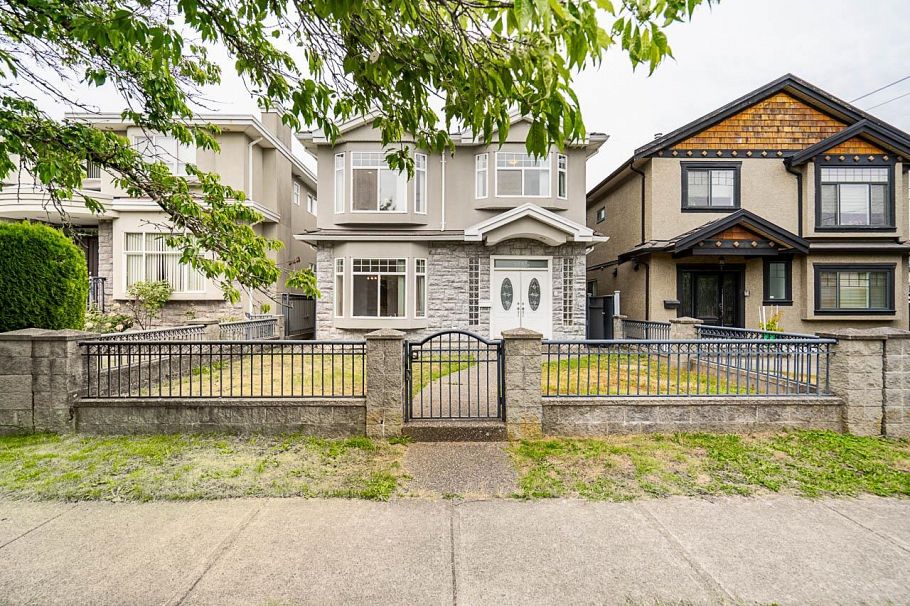 2283 E 48th Avenue Vancouver, BC - 1