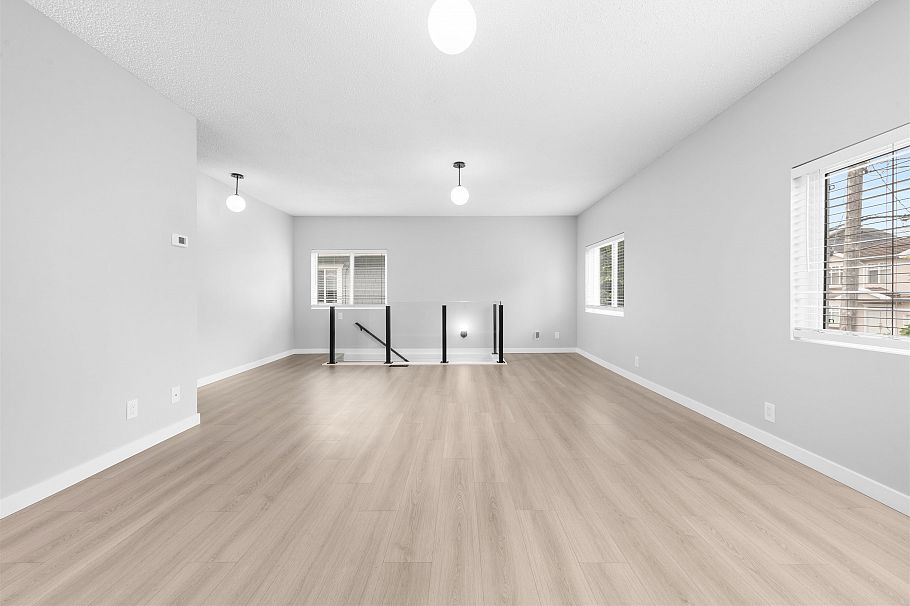 2062 E 35th Avenue Vancouver, BC - 4