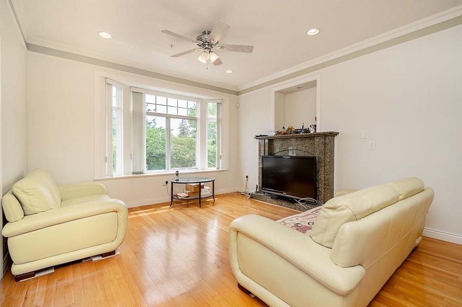 2283 E 48th Avenue Vancouver, BC - 5