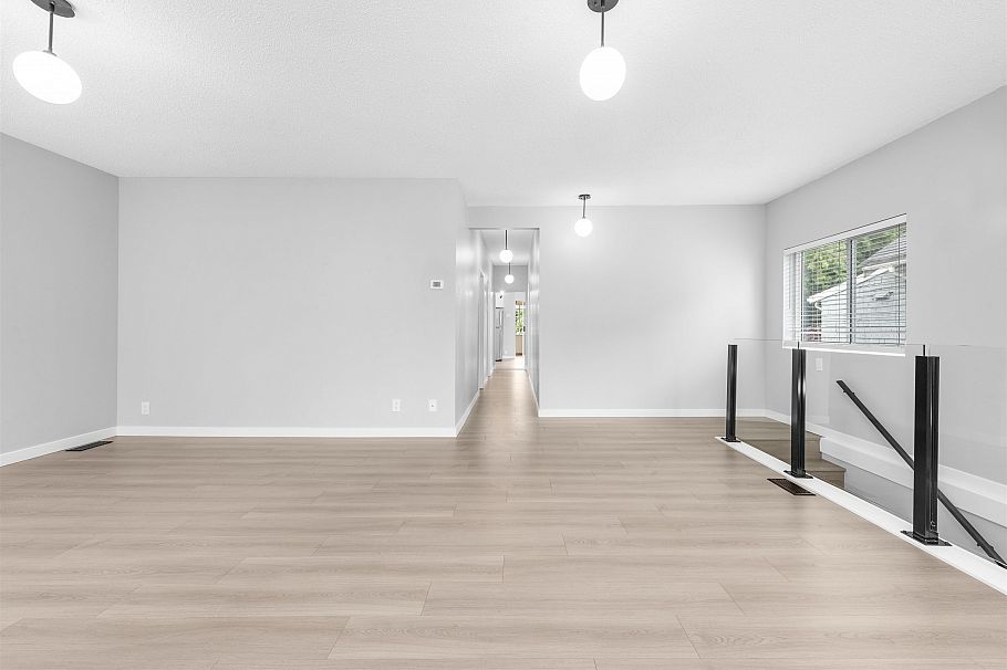 2062 E 35th Avenue Vancouver, BC - 3