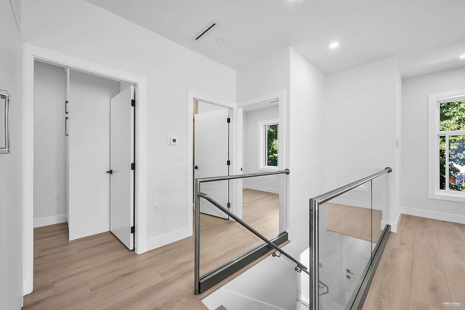 1846 E 37th Avenue Vancouver, BC - 4