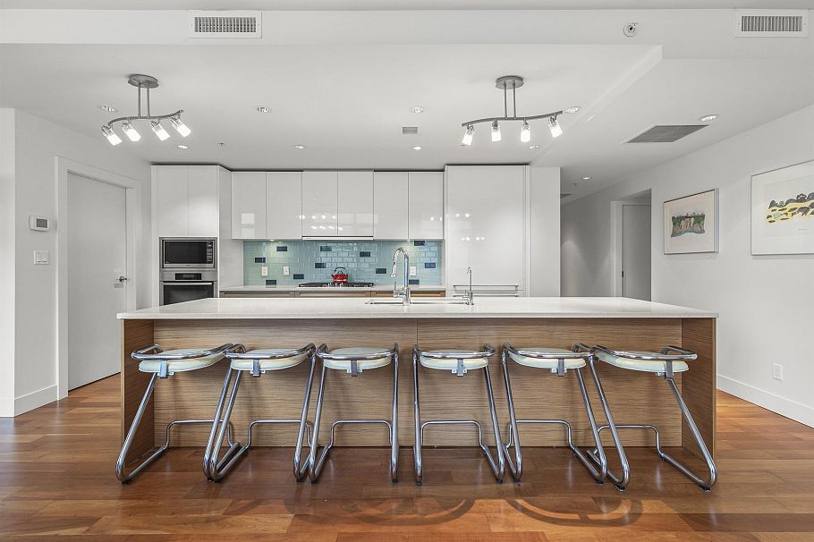 302 6080 Iona Drive Vancouver, BC - 2