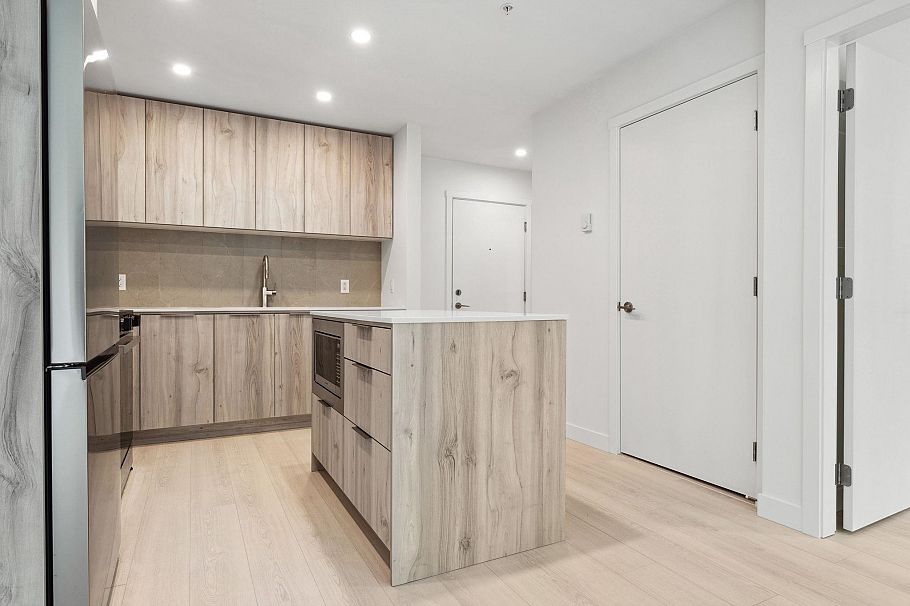 209 3594 Malsum Drive North Vancouver, BC - 11