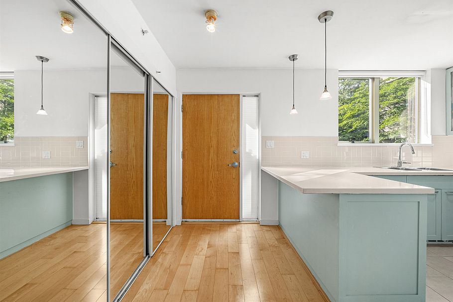 TH8 989 Richards Street Vancouver, BC - 1