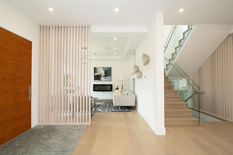 732 E 11th Street North Vancouver, BC - 3