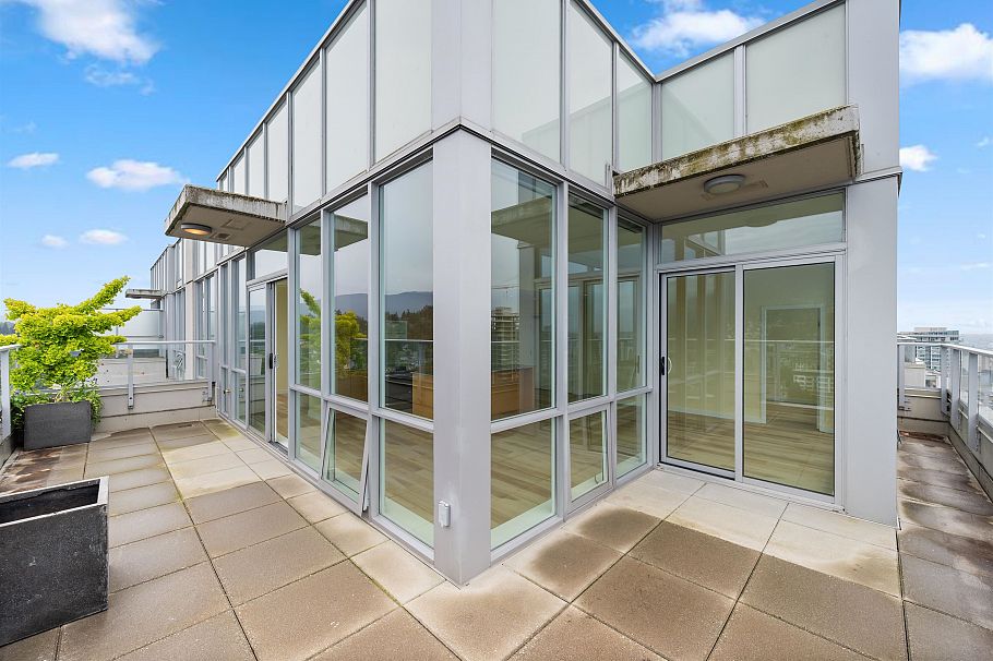 2002 135 E 17th Street North Vancouver, BC - 18