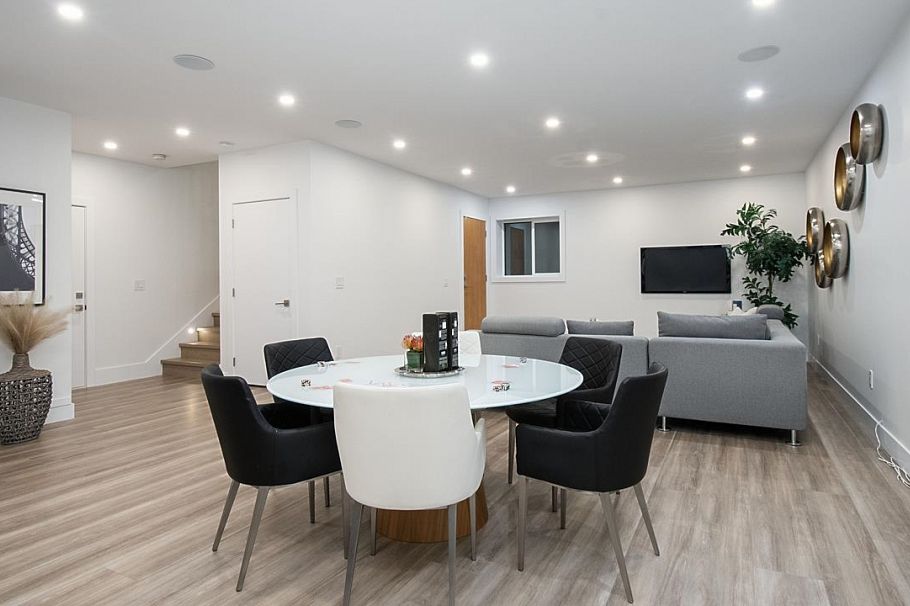 732 E 11th Street North Vancouver, BC - 16