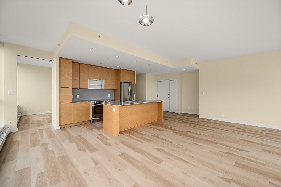 2002 135 E 17th Street North Vancouver, BC - 12