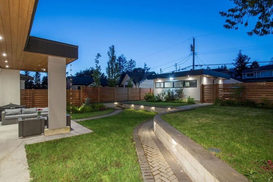 732 E 11th Street North Vancouver, BC - 30