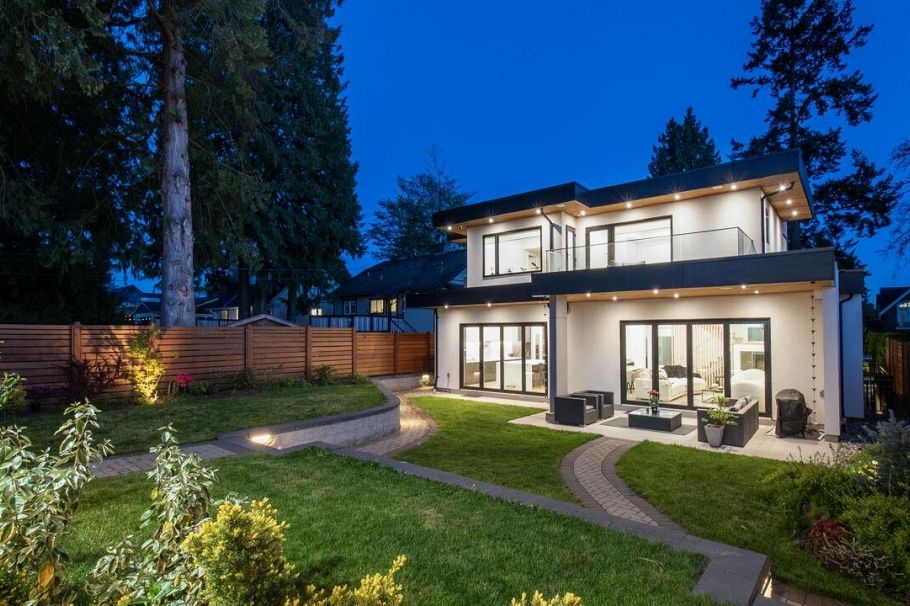 732 E 11th Street North Vancouver, BC - 31