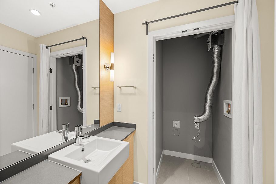 2002 135 E 17th Street North Vancouver, BC - 28