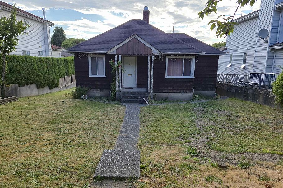 6029 Dumfries Street Vancouver, BC - 1