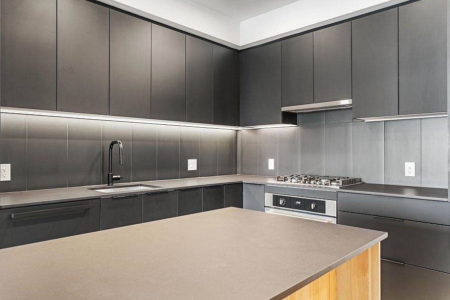 603 2450 Garden Drive Vancouver, BC - 3