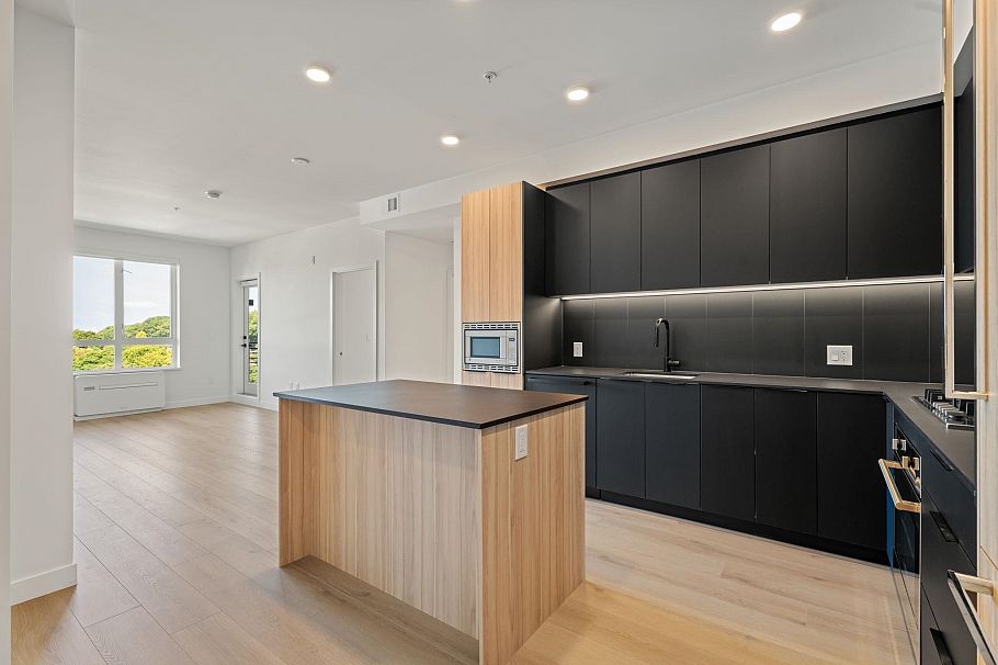 603 2450 Garden Drive Vancouver, BC - 2