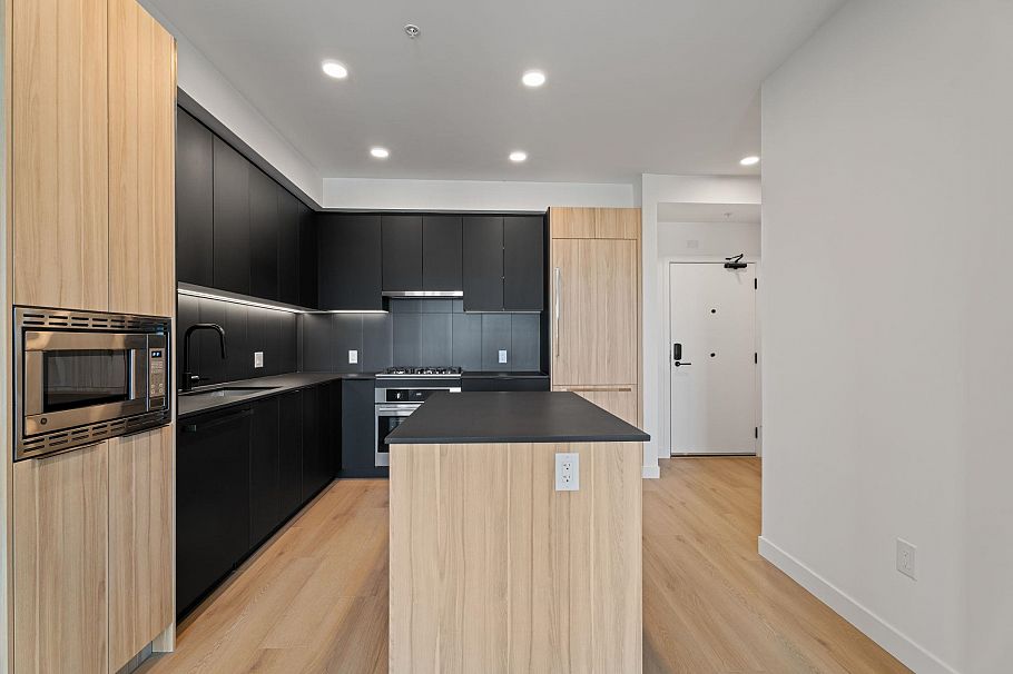 603 2450 Garden Drive Vancouver, BC - 4