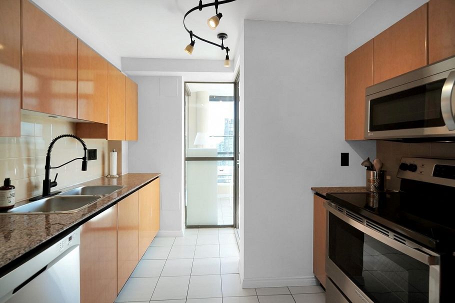 2703 1189 Howe Street Vancouver, BC - 12