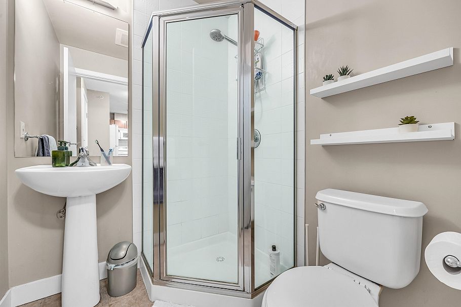 403 7088 Mont Royal Square Vancouver, BC - 17