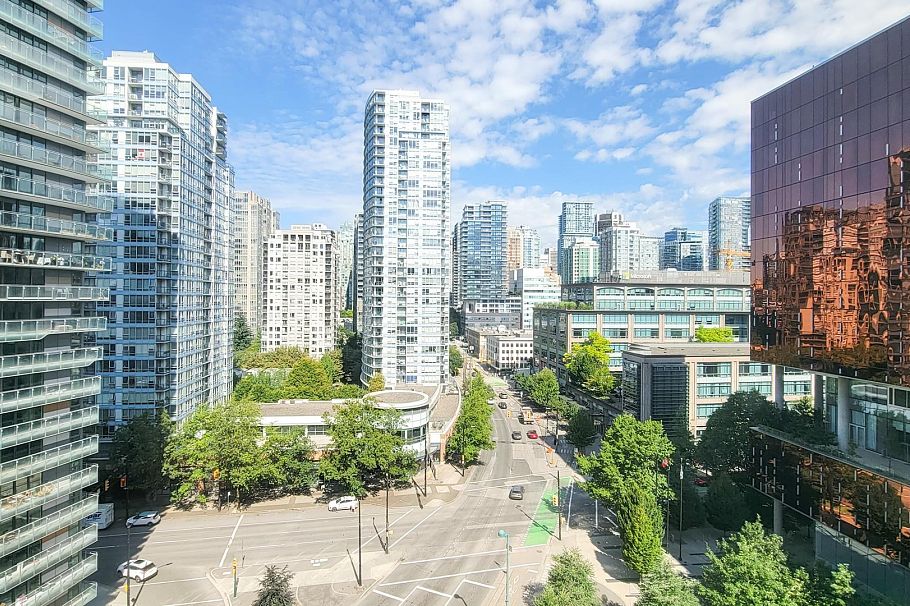 1220 68 Smithe Street Vancouver, BC - 22