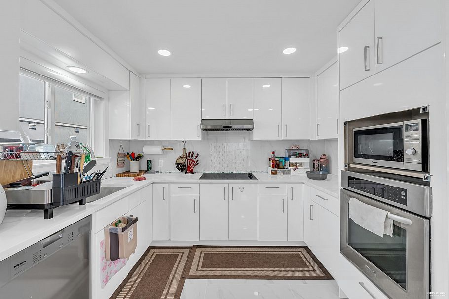 8025 Borden Street Vancouver, BC - 17