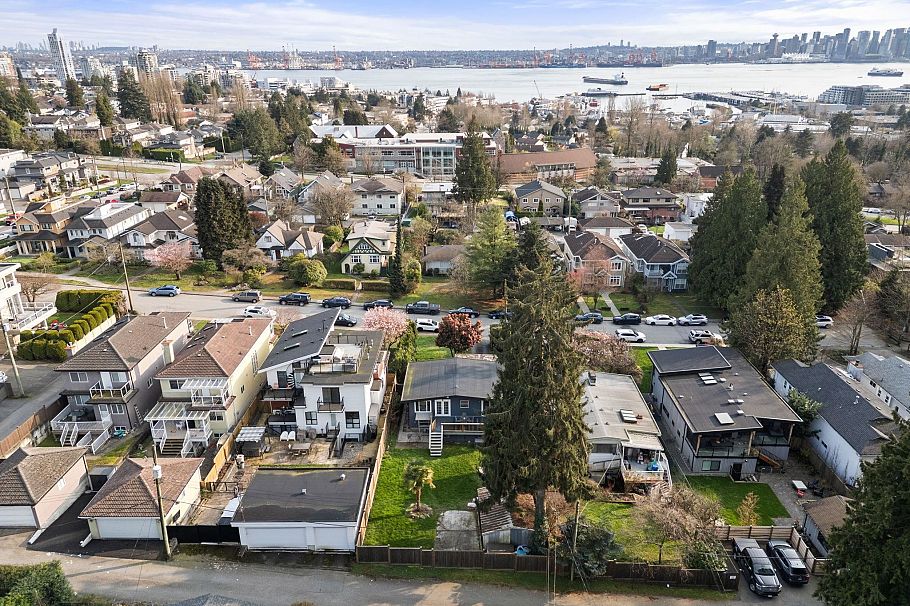 530 W 14th Street North Vancouver, BC - 35