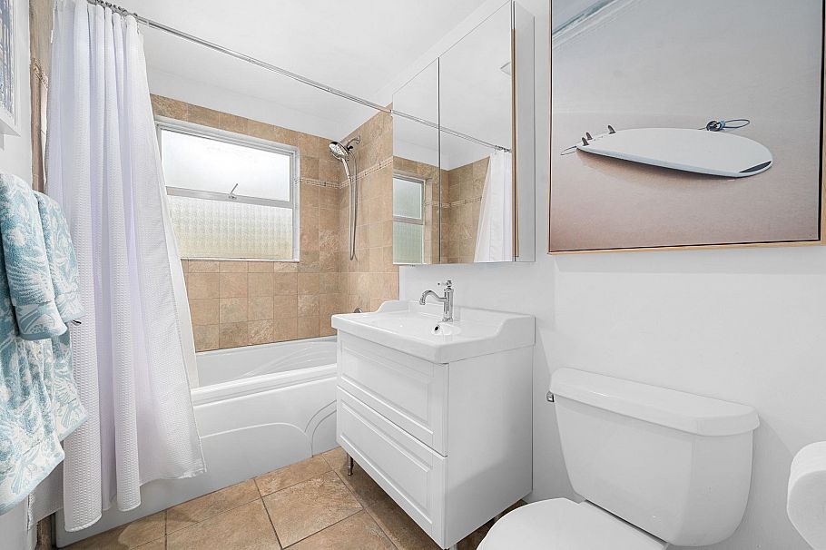 530 W 14th Street North Vancouver, BC - 18