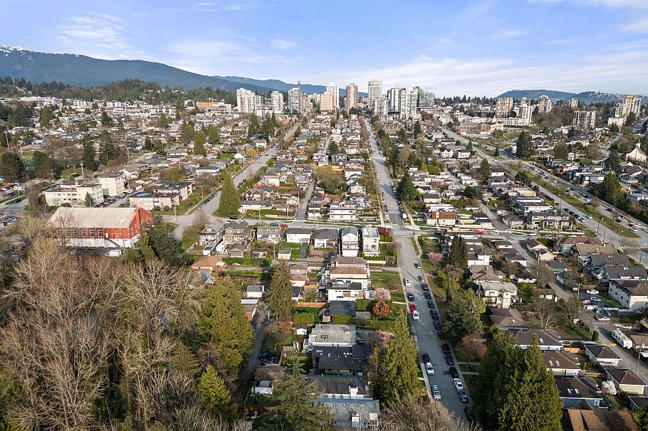 530 W 14th Street North Vancouver, BC - 36