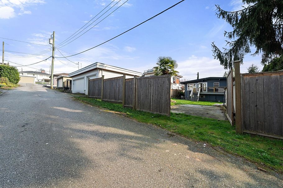 530 W 14th Street North Vancouver, BC - 22