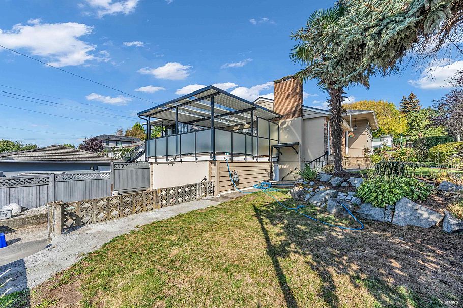 8025 Borden Street Vancouver, BC - 4