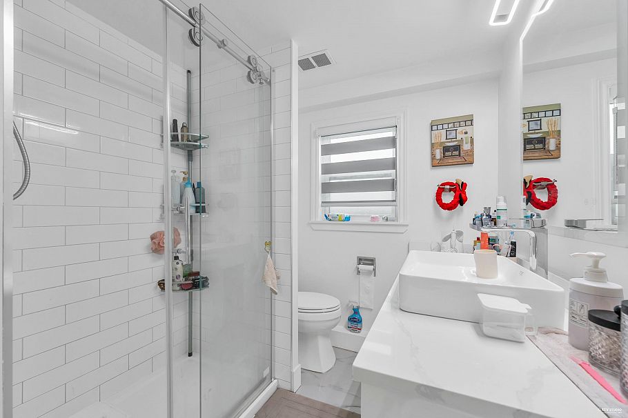 8025 Borden Street Vancouver, BC - 29