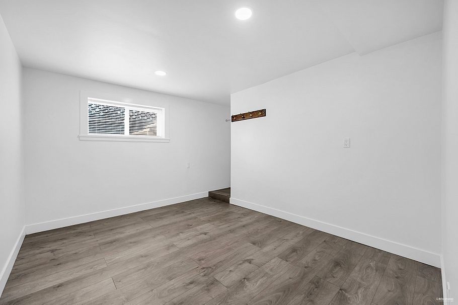 8025 Borden Street Vancouver, BC - 27