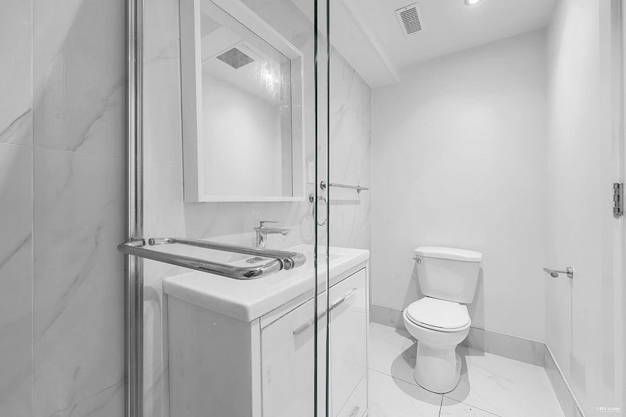 8025 Borden Street Vancouver, BC - 31