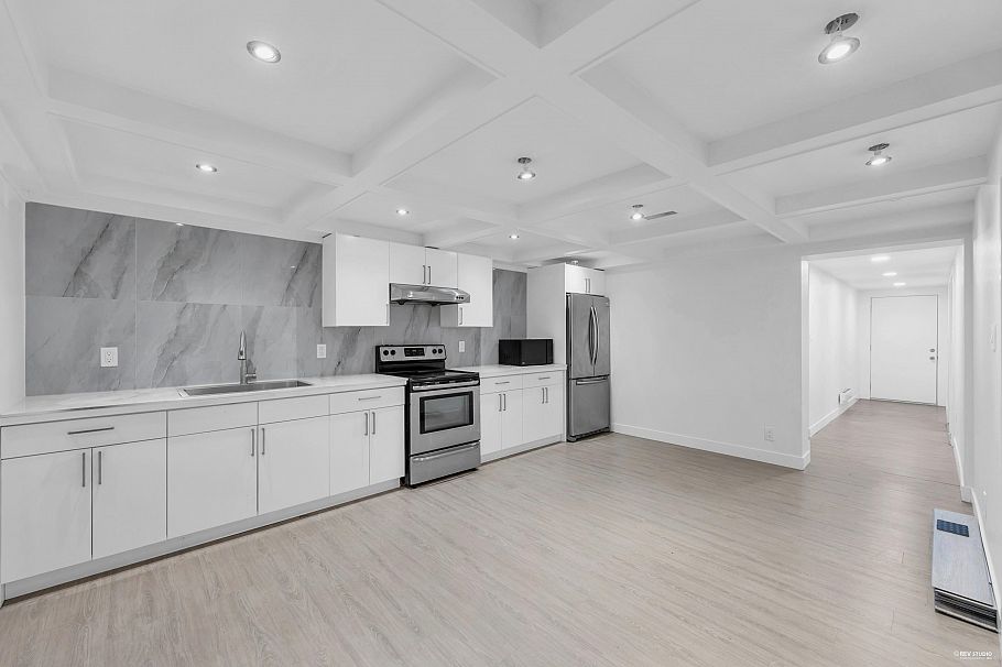 8025 Borden Street Vancouver, BC - 24