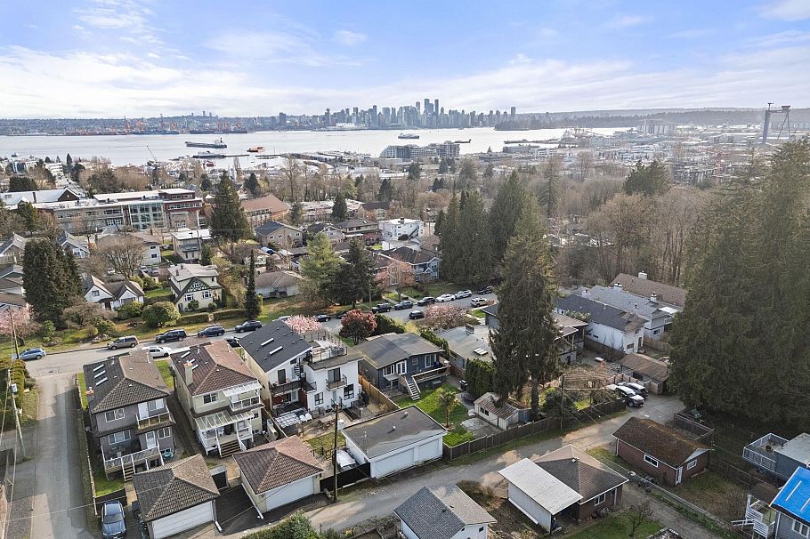 530 W 14th Street North Vancouver, BC - 24