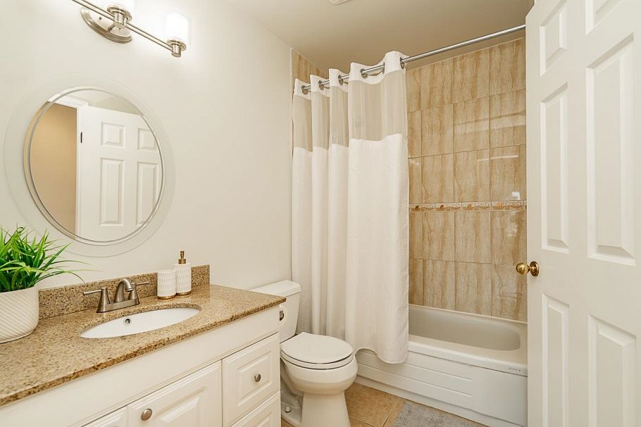 34 900 W 17th Street North Vancouver, BC - 25