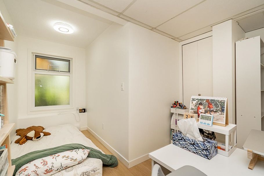 34 900 W 17th Street North Vancouver, BC - 31