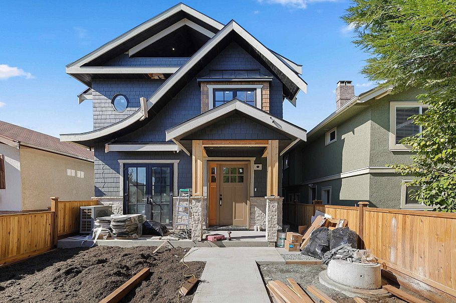 1 2565 Dundas Street Vancouver, BC - 1