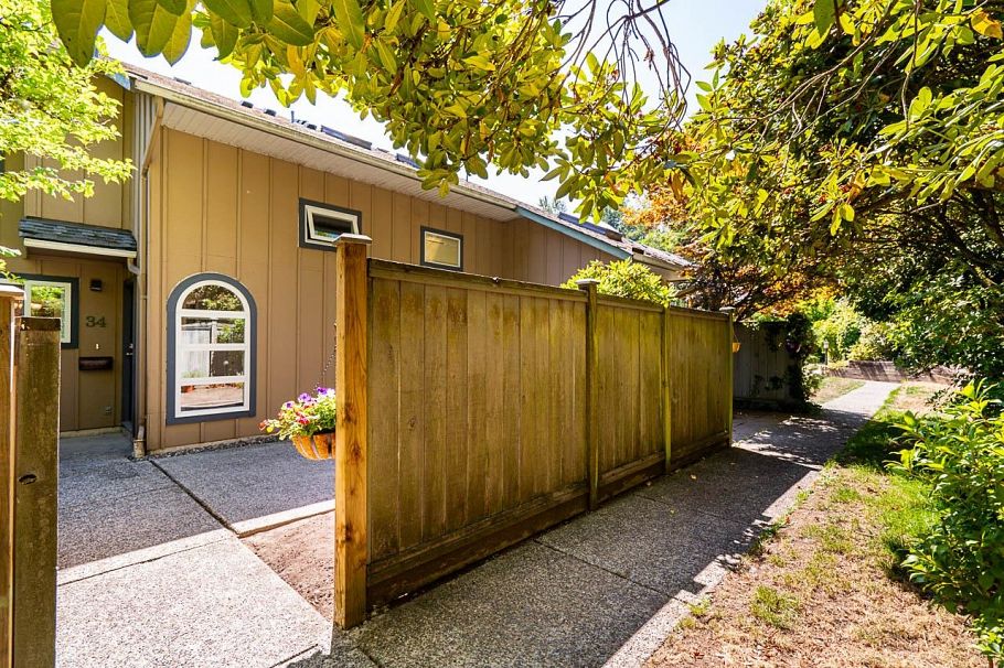 34 900 W 17th Street North Vancouver, BC - 3