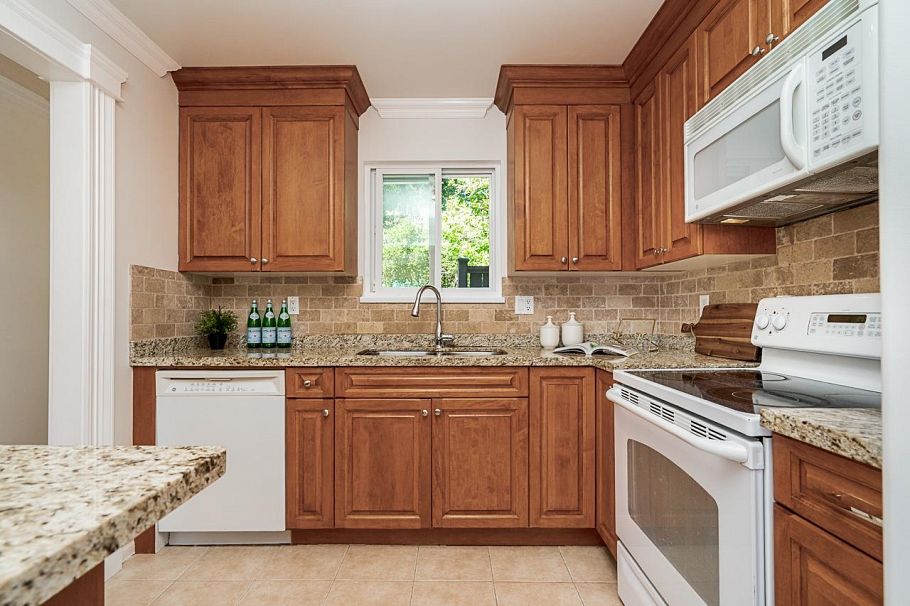 34 900 W 17th Street North Vancouver, BC - 13