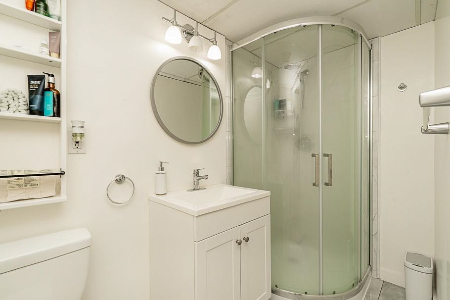 34 900 W 17th Street North Vancouver, BC - 32