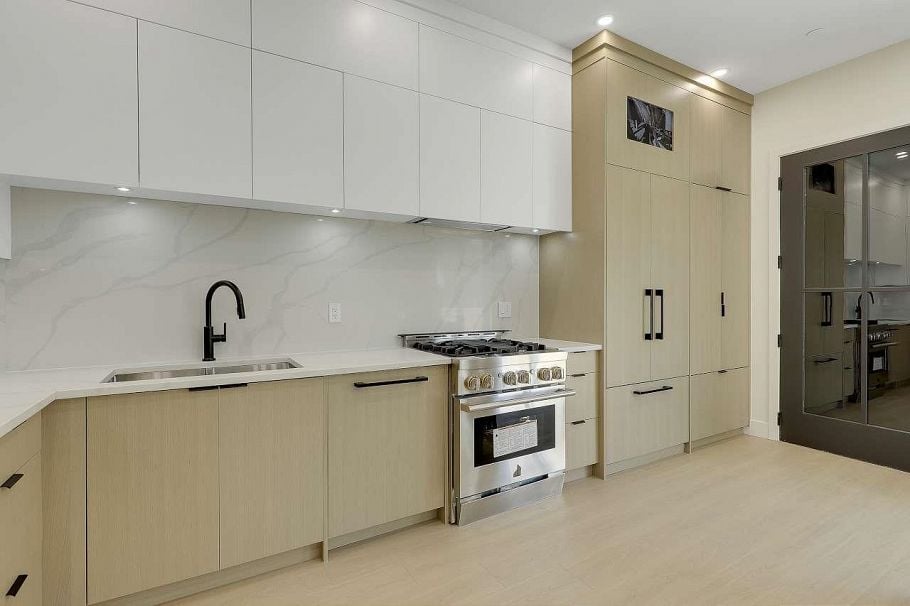 1 3251 E 44 Avenue Vancouver, BC - 6