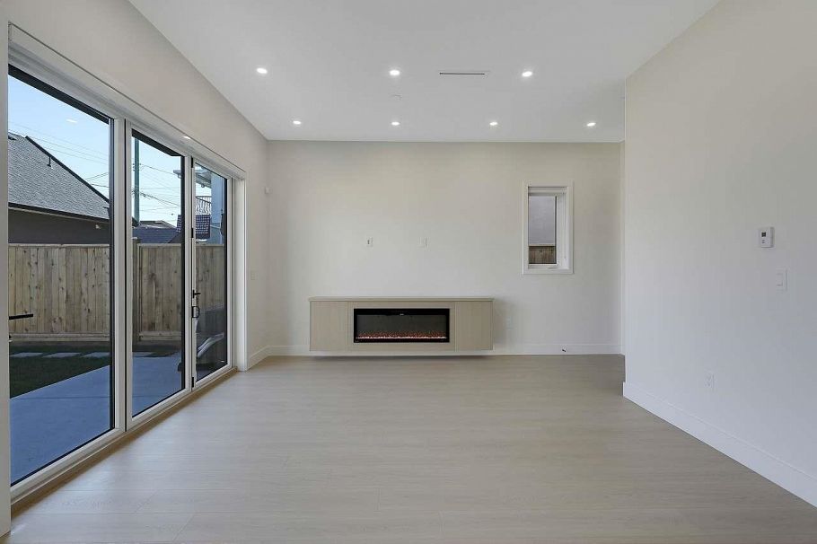 2 3251 E 44 Avenue Vancouver, BC - 7