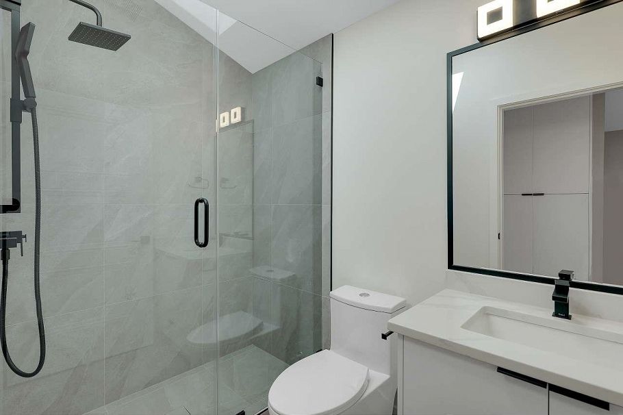 1 3251 E 44 Avenue Vancouver, BC - 19