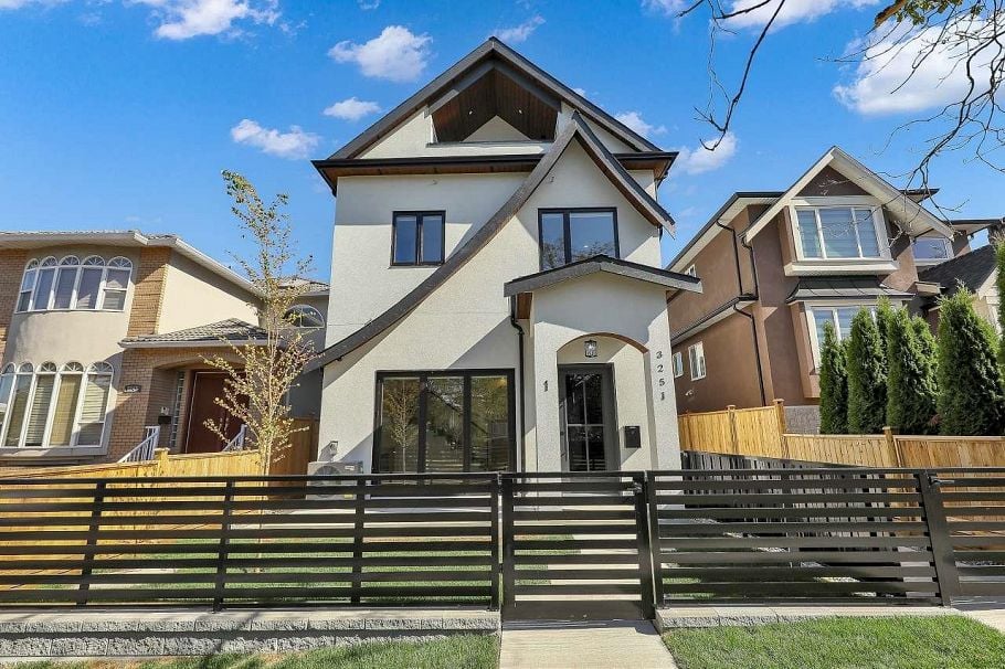 1 3251 E 44 Avenue Vancouver, BC - 26