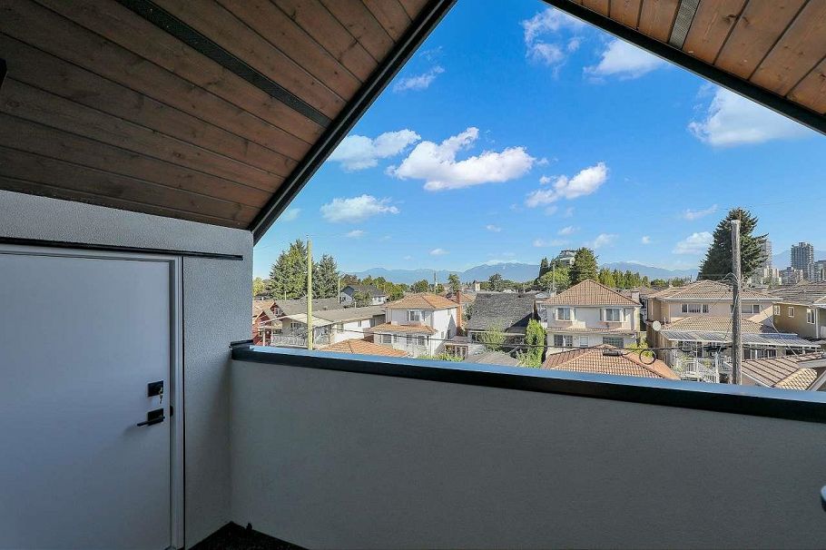 2 3251 E 44 Avenue Vancouver, BC - 26